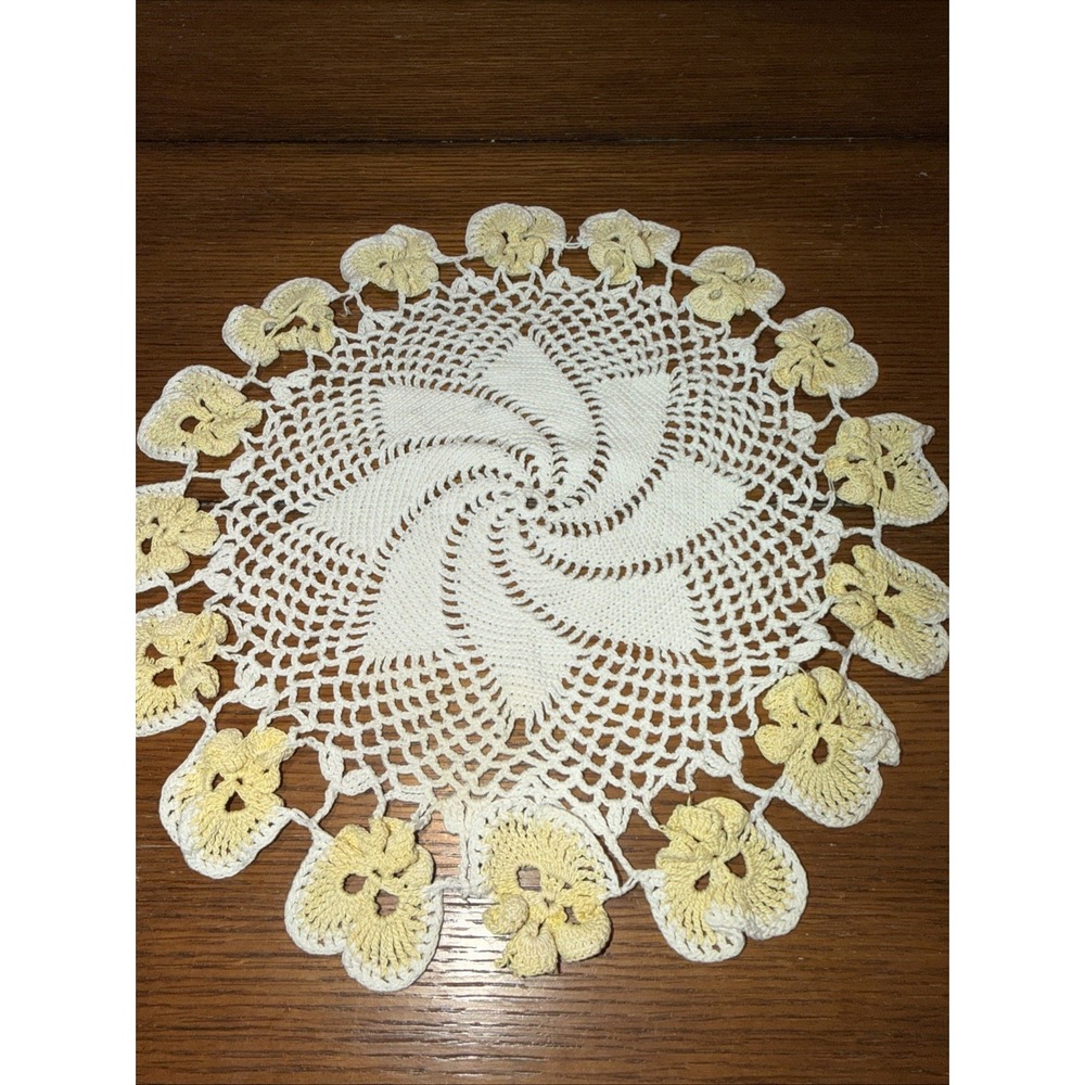 Vtg‎ Hand Crocheted White Spiral Doileyvwith Yellow Pansy Flower Border 13"